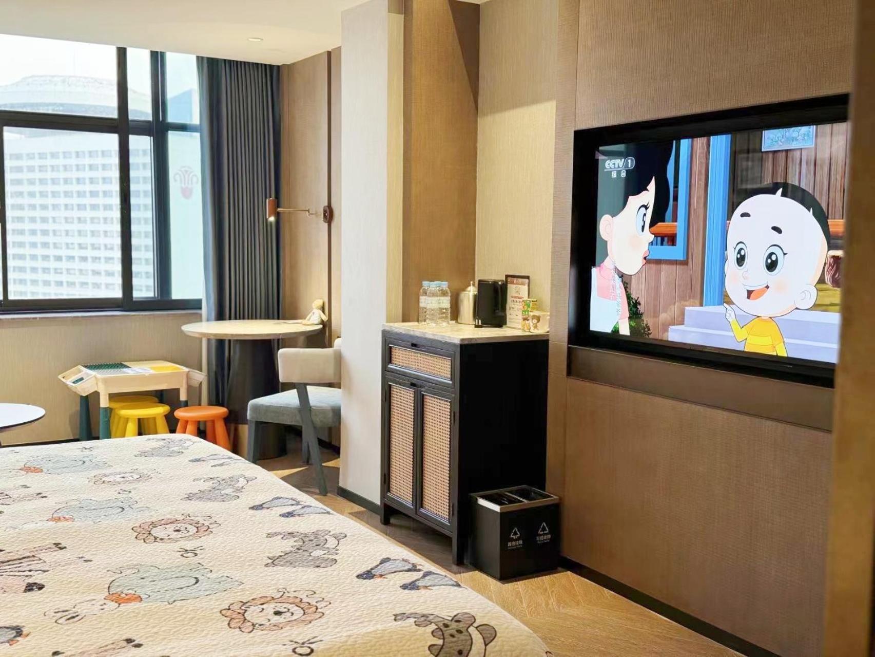 Guangzhou Baiyun Hotel Exteriér fotografie A television in a hotel room